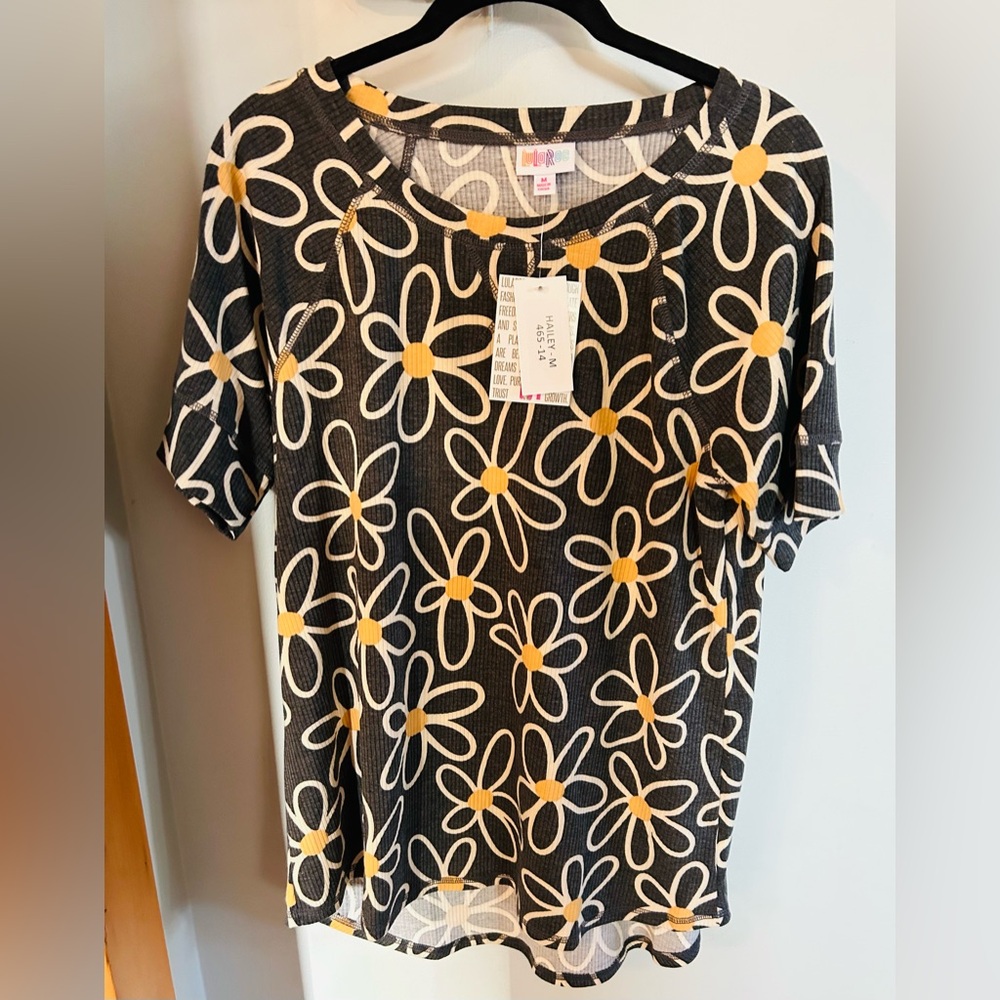 Super cute, perfect for Spring & Summer LuLaRoe Hailey top.  Size Medium